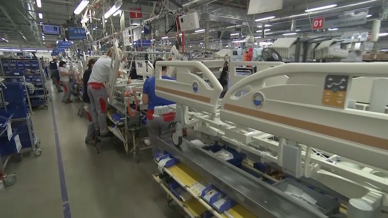 Stovky nemocničních postelí nabízí vedle Linetu ještě druhá firma